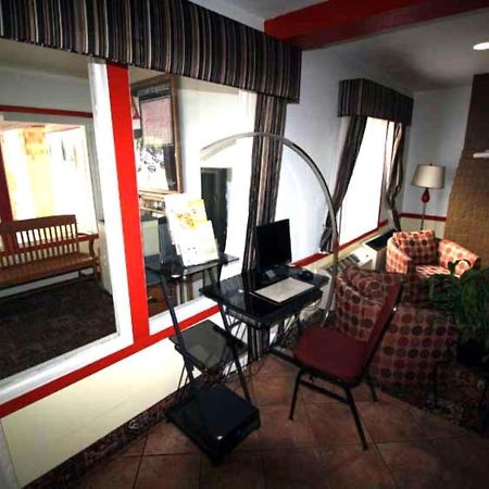 Norwood Inn Minneapolis Роузвил Екстериор снимка