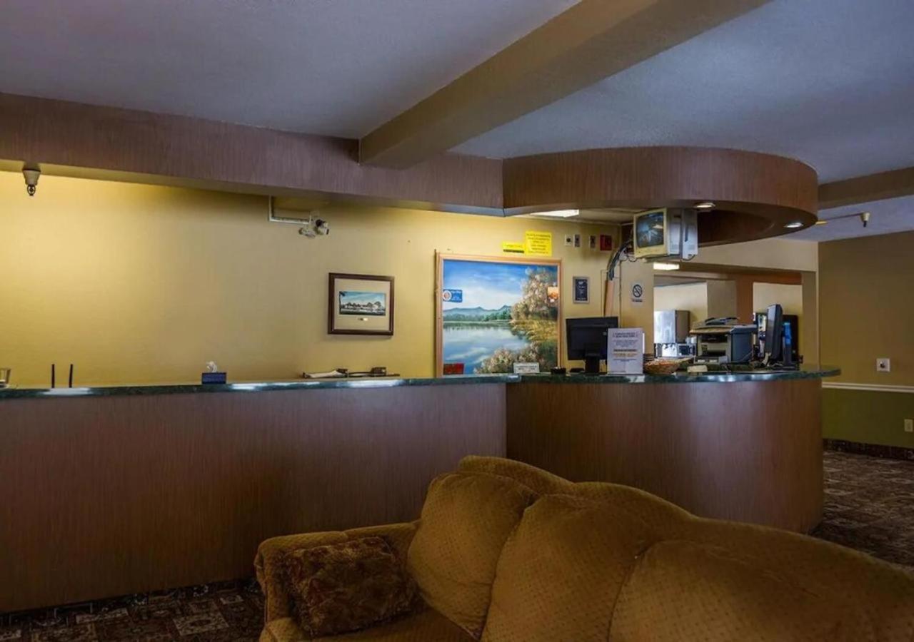 Norwood Inn Minneapolis Роузвил Екстериор снимка