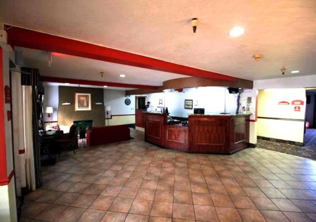 Norwood Inn Minneapolis Роузвил Екстериор снимка